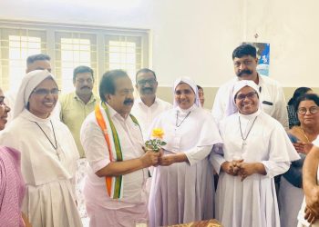 രമേശ്‌ ചെന്നിത്തല മാനന്തവാടി സമരിട്ടൻ ഭവൻ ഓൾഡ് ഏജ് ഹോം സന്ദർശിച്ചു