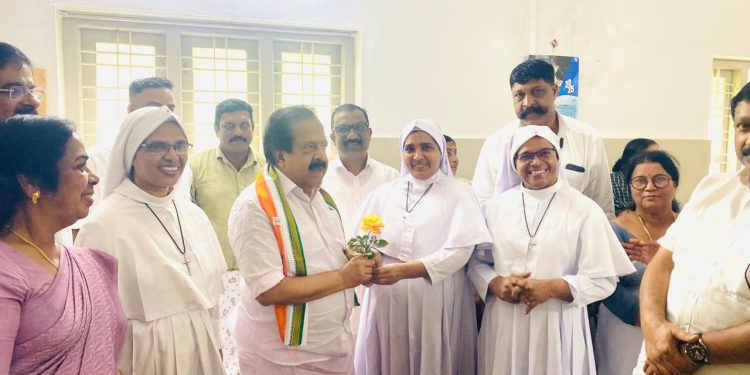 രമേശ് ചെന്നിത്തല മാനന്തവാടി സമരിട്ടൻ ഭവൻ ഓൾഡ് ഏജ് ഹോം സന്ദർശിച്ചു