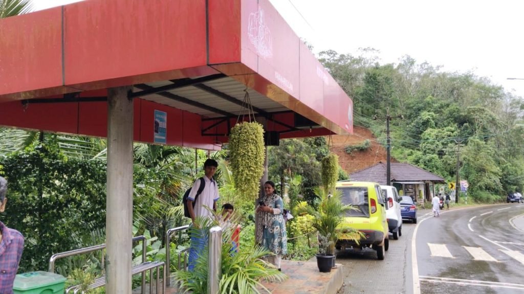 ശുചിത്വത്തിലും മാലിന്യ സംസ്കരണത്തിലും മികവ് പുലർത്തി യവനാർകുളം, സഞ്ചാരികളുടെ മനം കവർന്ന് റോഡരികിലെ പുന്തോട്ടം
