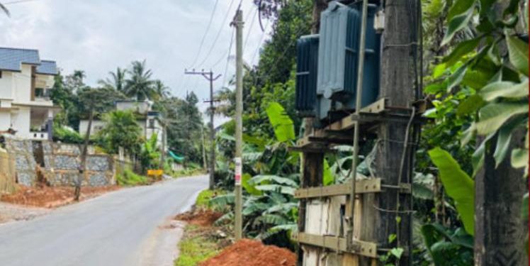 കാല്‍നട യാത്രക്കാര്‍ക്ക് അപകട ഭീഷണിയായി ട്രാന്‍സ്‌ഫോര്‍