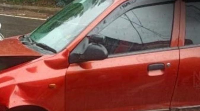 നിയന്ത്രണം വിട്ട കാർ വൈദ്യുതി പോസ്റ്റിലിടിച്ചു