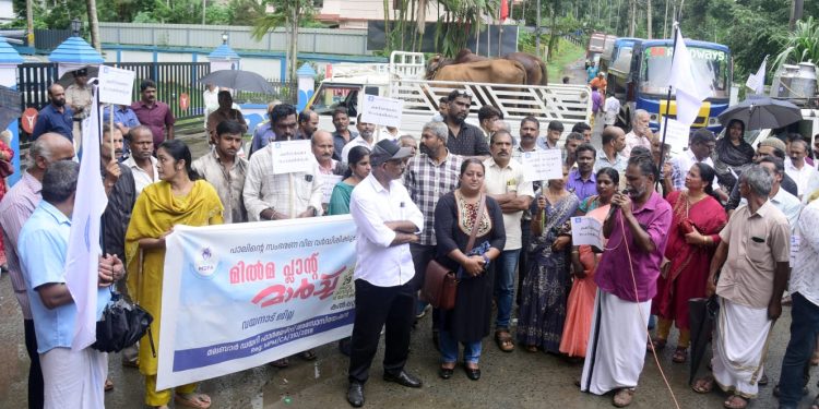 വില വർദ്ധന ആവശ്യപ്പെട്ട് ക്ഷീര കർഷകർ ധർണ്ണ നടത്തി