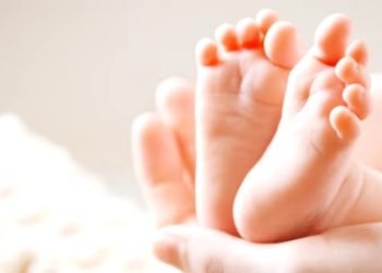 നവജാതശിശുവിനെ ലോക്കൽ ട്രെയിനിലെ സഹയാത്രക്കാരികളെ ഏൽപിച്ച് അമ്മ കടന്നുകളഞ്ഞു