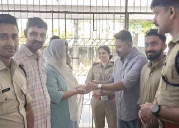 കളഞ്ഞുകിട്ടിയ സ്വർണം പൊലീസ് സ്റ്റേഷനിൽ ഏൽപിച്ചു, ഉടമയ്‌ക്കു കൈമാറി; മാതൃകയായി യുവാക്കൾ