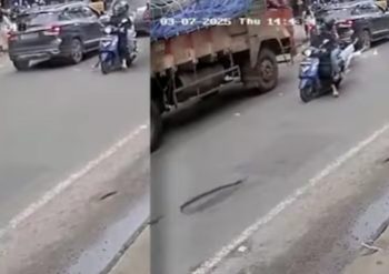 സ്കൂട്ടറിൽനിന്നു താഴെ വീണ പെൺകുട്ടി രക്ഷപ്പെട്ടത് തലനാരിഴയ്ക്ക്; ഹെൽമറ്റില്ല