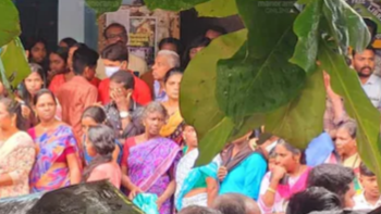 എങ്ങനെ യാത്രപറയും പൊന്നോമനേ നിന്നോട്;അന്ത്യ ചുംബനം നൽകാൻ അമ്മയെത്തി