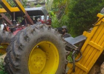 മരവുമായി വന്ന ട്രാക്ടർ നിയന്ത്രണം വിട്ടുമറിഞ്ഞു