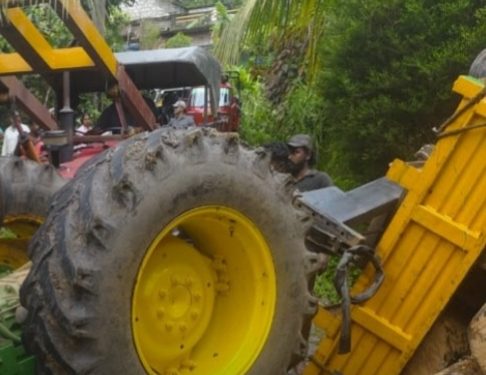 മരവുമായി വന്ന ട്രാക്ടർ നിയന്ത്രണം വിട്ടുമറിഞ്ഞു