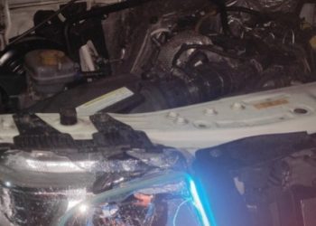 ഒറ്റയാൻ്റെ ആക്രമണം:കാറും പിക്കപ്പ് ജീപ്പും തകർത്തു