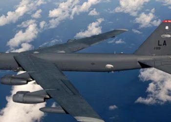 നേർക്കുനേർ ബോംബർ; വെട്ടിയൊഴിഞ്ഞ് യാത്രാവിമാനം: യുഎസിൽ ഒഴിവായത് വൻദുരന്തം