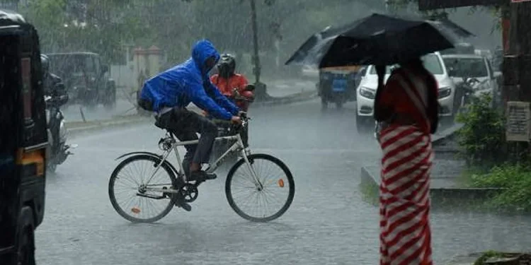 സംസ്ഥാനത്ത് ഇന്ന് അതിതീവ്ര മഴ: അഞ്ച് ജില്ലകളില് റെഡ് അലര്ട്ട്, നാലിടത്ത് ഓറഞ്ച് മുന്നറിയിപ്പ്
