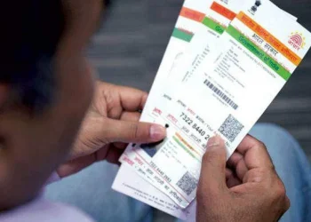 ആധാര്‍ കാര്‍ഡില്‍ പെണ്‍കുട്ടിയെ ആണ്‍കുട്ടിയാക്കി, തിരുത്തലിന് നല്‍കിയപ്പോള്‍ തെറ്റ് ആവര്‍ത്തിച്ചു; ഓഫീസുകള്‍ കയറിയിറങ്ങി കുടുബം