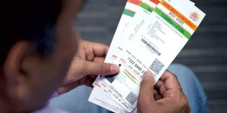 ആധാര് കാര്ഡില് പെണ്കുട്ടിയെ ആണ്കുട്ടിയാക്കി, തിരുത്തലിന് നല്കിയപ്പോള് തെറ്റ് ആവര്ത്തിച്ചു; ഓഫീസുകള് കയറിയിറങ്ങി കുടുബം