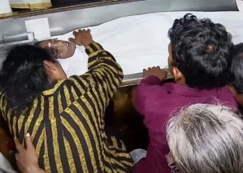 മകനരികെ കണ്ണിമ ചിമ്മാതെ അമ്മ; കണ്ണീര്‍ക്കടലായി കേരളം,ചിതയ്ക്ക് തീകൊളുത്തി അനിയൻ