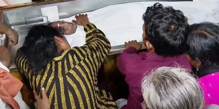 മകനരികെ കണ്ണിമ ചിമ്മാതെ അമ്മ; കണ്ണീര്‍ക്കടലായി കേരളം,ചിതയ്ക്ക് തീകൊളുത്തി അനിയൻ