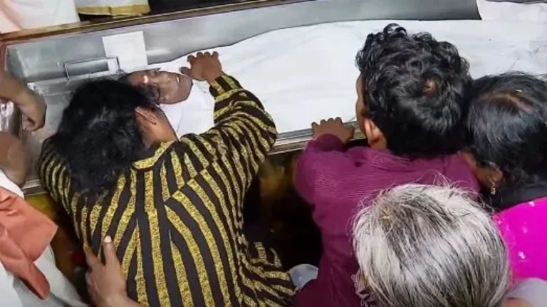 മകനരികെ കണ്ണിമ ചിമ്മാതെ അമ്മ; കണ്ണീര്‍ക്കടലായി കേരളം,ചിതയ്ക്ക് തീകൊളുത്തി അനിയൻ
