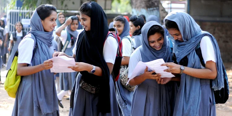 പ്ലസ് വണ് പ്രവേശനം: സ്പോട്ട് അഡ്മിഷന് നാളെ വൈകീട്ട് വരെ അപേക്ഷിക്കാം