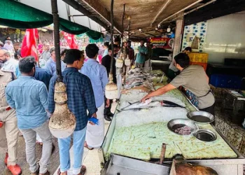 കച്ചവടം  നിർത്തിയില്ലെങ്കിൽ മീനിൽ മണ്ണെണ്ണ ഒഴിക്കുമെന്ന് ഭീഷണിയുമായി സമരക്കാർ