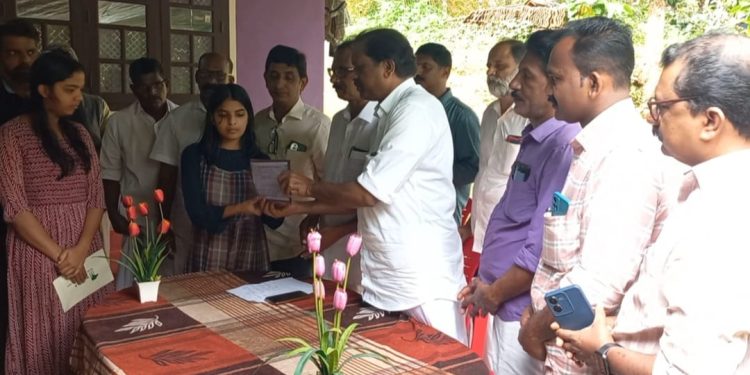 ആശവർക്കർ ഷീജ അനുസ്മരണവും  കുടുംബ സഹായ നിധി കൈമാറലും നടത്തി