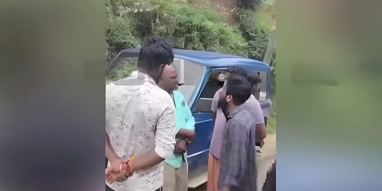 ഇനി അടിയില്ല, ഹിന്ദു വീടുകളിൽ കയറിയാൽ കാൽ വെട്ടും,വയനാട്ടിൽ പാസ്റ്റർക്ക് നേരെ ബജ്റംഗ്ദള് ഭീഷണി