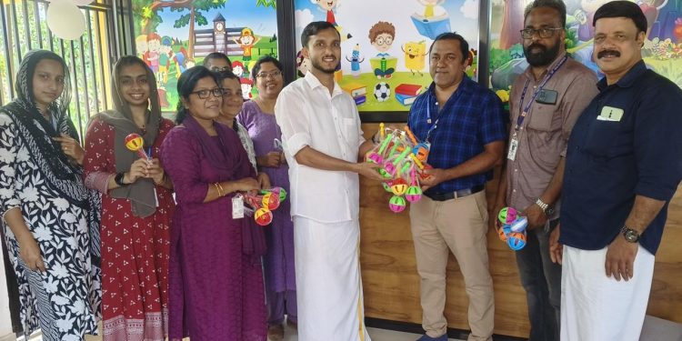 ഇമ്മ്യൂണൈസേഷൻ ബ്ലോക്കിലെത്തുന്ന കുരുന്നുകൾക്കായി കളിപ്പാട്ടം വിതരണം ചെയ്തു