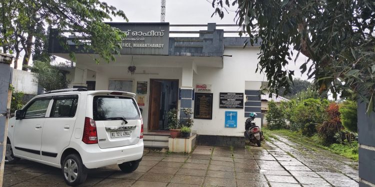 വയൽ നികത്തലിൽ നടപടിയെടുത്ത വില്ലേജ് ഓഫീസർക്ക് സ്ഥലം മാറ്റം;പിന്നാലെ ഭീഷണി,ഫോൺ സംഭാഷണം പുറത്ത്