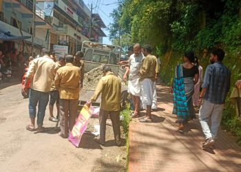 മാനന്തവാടി മെഡിക്കൽ കോളേജ് റോഡിലെ കുഴികളടച്ച് ഐ എൻ ടി യു സി ഓട്ടോ തൊഴിലാളികൾ