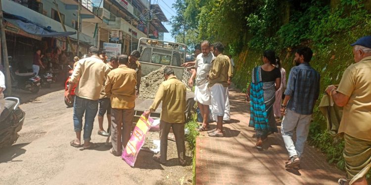 മാനന്തവാടി മെഡിക്കൽ കോളേജ് റോഡിലെ കുഴികളടച്ച് ഐ എൻ ടി യു സി ഓട്ടോ തൊഴിലാളികൾ