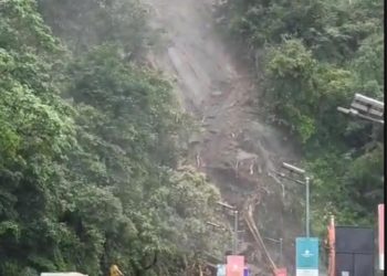 ഗതാഗതം പുനഃസ്ഥാപിക്കാനുള്ള തീവ്രശ്രമം റ