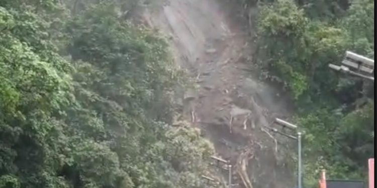 ഗതാഗതം പുനഃസ്ഥാപിക്കാനുള്ള തീവ്രശ്രമം റ