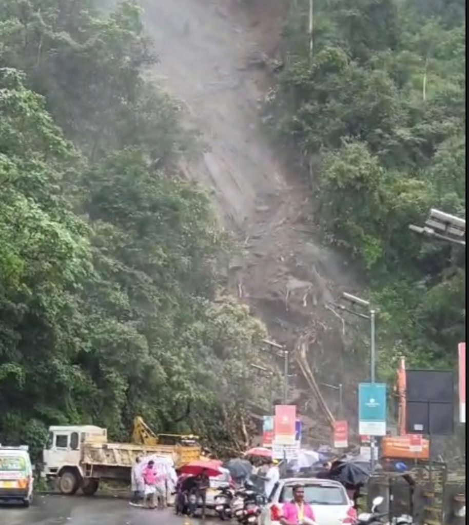 ഗതാഗതം പുനഃസ്ഥാപിക്കാനുള്ള തീവ്രശ്രമം റ