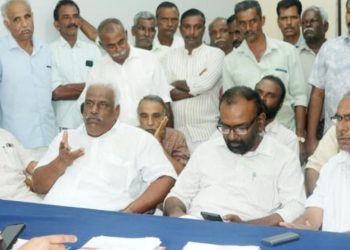 എലസ്റ്റൺ എസ്റ്റേറ്റ് തൊഴിലാളികളുടെ ആനുകൂല്യങ്ങൾ ആവശ്യപ്പെട്ട് ലേബർ ഓഫീസ് ഉപരോധിച്ചു