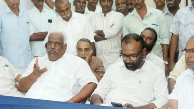 എലസ്റ്റൺ എസ്റ്റേറ്റ് തൊഴിലാളികളുടെ ആനുകൂല്യങ്ങൾ ആവശ്യപ്പെട്ട് ലേബർ ഓഫീസ് ഉപരോധിച്ചു