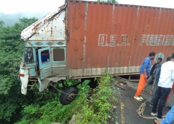 ചുരത്തിൽ കണ്ടൈനർ ലോറി സംരക്ഷണ ഭിത്തി തകർത്തു കൊക്കയിലേക്ക് വീഴാനായ നിലയിൽ