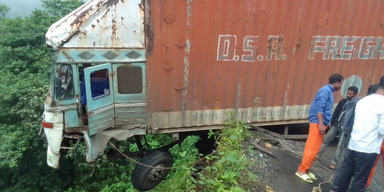 ചുരത്തിൽ കണ്ടൈനർ ലോറി സംരക്ഷണ ഭിത്തി തകർത്തു കൊക്കയിലേക്ക് വീഴാനായ നിലയിൽ