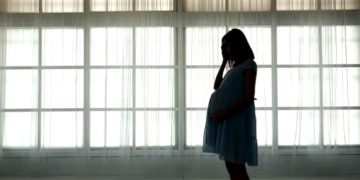 പീഡനത്തിനിരയായ 17കാരി പ്രസവിച്ചു, കുഞ്ഞിനെ അനാഥ മന്ദിരത്തിലാക്കാൻ നീക്കം; ബന്ധുവായ യുവാവ് അറസ്റ്റിൽ