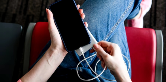 വിമാനത്തിനുള്ളിൽ പവർ ബാങ്ക് ഉപയോഗം നിരോധിക്കാൻ എമിറേറ്റ്‌സ് എയർലൈൻസ്: നടപടി ഒക്ടോബർ മുതൽ പ്രാബല്യത്തിൽ