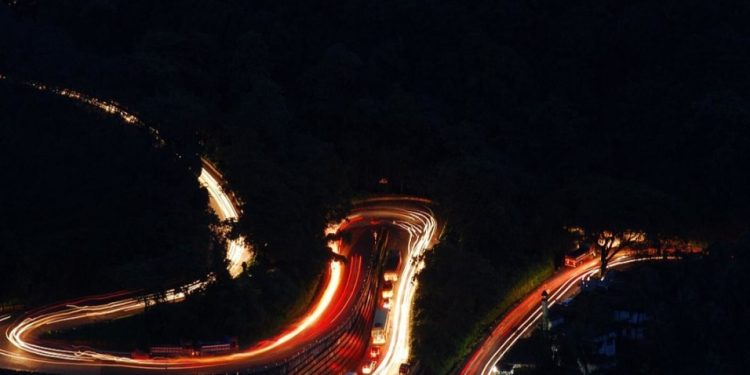 താമരശ്ശേരി ചുരത്തിൽ ശക്തമായ ബ്ലോക്ക്