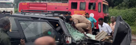 നിർത്തിയിട്ടിരുന്ന ലോറിയിലേക്ക് കാർ ഇടിച്ചുകയറി അപകടം; രണ്ട് യുവതികള്ക്ക് ദാരുണാന്ത്യം