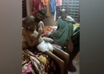 കിടപ്പു രോഗിയായ അച്ഛനു ക്രൂര മർദനം, സ്റ്റീൽ വള കൊണ്ട് തലയ്ക്കടിച്ചു, കഴുത്ത് തിരിച്ചു; ഇരട്ട സഹോദരന്മാർ അറസ്റ്റിൽ