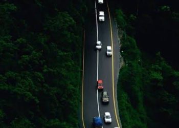 ചുരത്തിൽ മണ്ണിടിഞ്ഞു:ഗതാഗതം പൂർണമായും നിലച്ചു