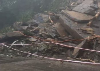 ചുരത്തിലെ കല്ലും മണ്ണും നീക്കാനുള്ള ശ്രമം തുടരും