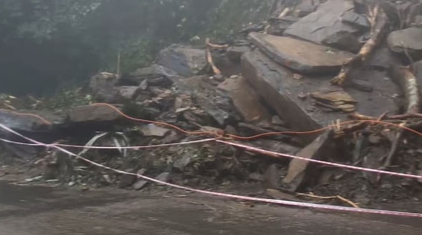 ചുരത്തിലെ കല്ലും മണ്ണും നീക്കാനുള്ള ശ്രമം തുടരും