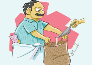 റേഷൻ കാർഡിൽ ഭാര്യയുടെ ചിത്രമില്ല; പകരം ‘ബീയർ കുപ്പി’ ! പരാതിയുമായി നിർമാണത്തൊഴിലാളി