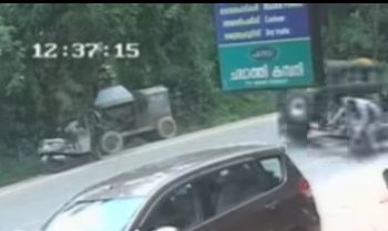 ഓണാഘോഷത്തിനായി വിദ്യാർത്ഥികളെത്തിയ വാഹനം തട്ടി അധ്യാപകന് പരിക്ക്