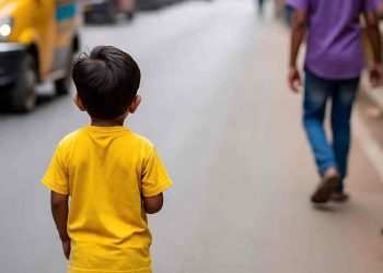 ജീവിക്കാനിടമില്ല, ഇവനെ ഏറ്റെടുക്കണം’; കയ്യില്‍ കത്തുമായി മൂന്നുവയസുകാരന്‍ തെരുവില്‍