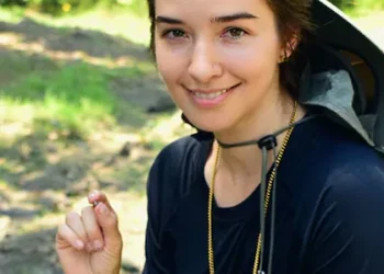 വിവാഹം കഴിക്കാൻ വജ്രം കണ്ടെത്തണം; ‘നിധി തേടി’ യുവതി തിരഞ്ഞത് ആഴ്ചകളോളം, ഒടുവിൽ സന്തോഷക്കണ്ണീർ