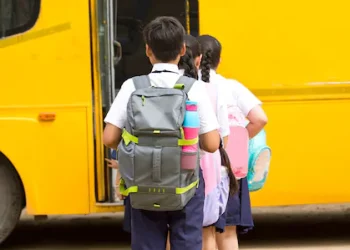 അധ്യാപകര്‍ക്ക് കുട്ടികളുടെ ബാഗ് പരിശോധിക്കാം, പക്ഷേ അന്തസ് ഹനിക്കരുത്; സാധനങ്ങൾ പുറത്തെടുക്കുന്നത് അഭിമാനക്ഷതമുണ്ടാക്കാം’