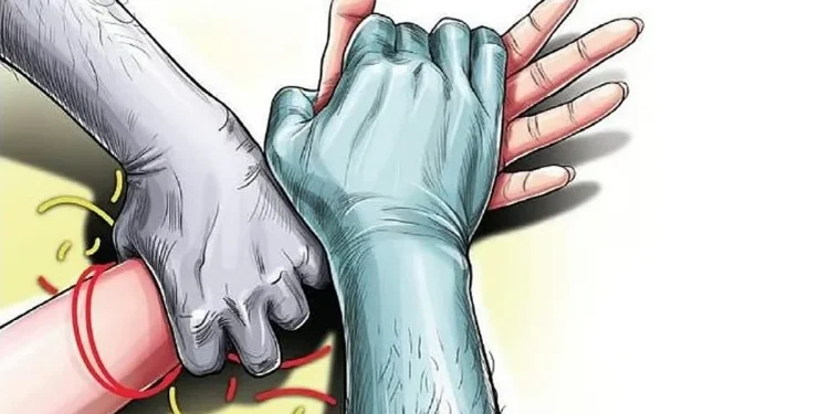 മദ്യപിച്ചു, യുവതിയെ ശുചിമുറിയിൽ എത്തിച്ച് കൂട്ടബലാത്സംഗം; ദൃശ്യങ്ങള്‍ ചിത്രീകരിച്ചു, അന്വേഷണം