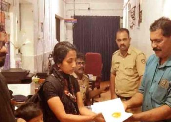 കളഞ്ഞുകിട്ടിയ മൂന്നര പവനോളം വരുന്ന സ്വര്‍ണ്ണാഭരണങ്ങള്‍ പോലീസില്‍ ഏല്‍പ്പിച്ച് കാറ്ററിംഗ് സര്‍വ്വീസുകാര്‍ മാതൃകയായി